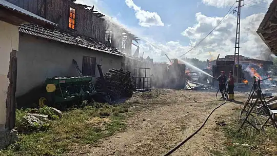 Kastamonu'da 2 ev, 1 ahır ve 1 samanlık alevlere teslim oldu