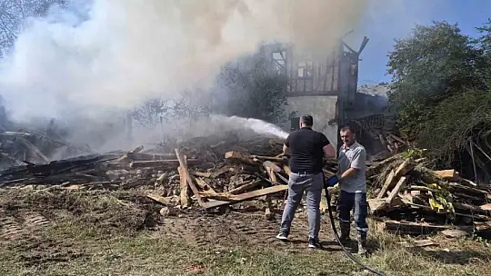 Kastamonu'da 2 ev, 1 ahır ve 1 samanlık alevlere teslim oldu