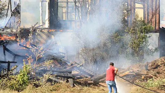 Kastamonu'da 2 ev, 1 ahır ve 1 samanlık alevlere teslim oldu