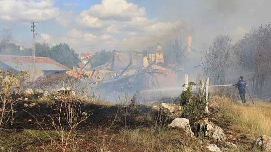Kastamonu'da 2 ev, 1 ahır ve 1 samanlık alevlere teslim oldu