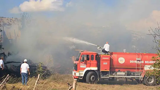 Kastamonu'da 2 ev, 1 ahır ve 1 samanlık alevlere teslim oldu