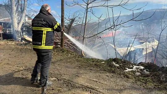 Kastamonu'da 2 ev ve bir ambar alev alev yandı