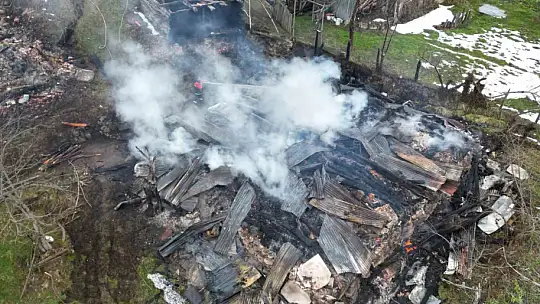 Kastamonu'da 2 ev ve bir ambar alev alev yandı