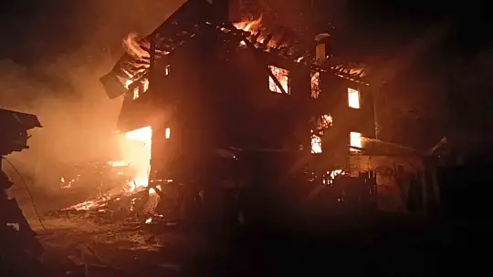 Kastamonu'da 2 evde yangın çıktı: Ahır, odunluk ve samanlık da yandı