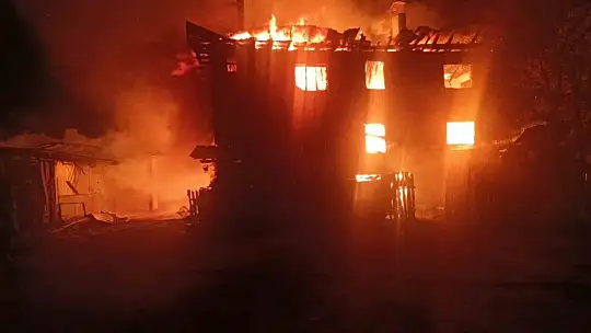 Kastamonu'da 2 evde yangın çıktı: Ahır, odunluk ve samanlık da yandı