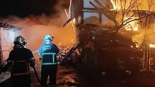 Kastamonu'da 2 evde yangın çıktı: Ahır, odunluk ve samanlık da yandı