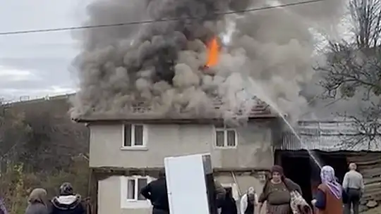 Kastamonu'da 2 katlı ev alev alev yandı