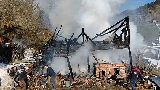 Kastamonu'da 2 katlı ev alevlere teslim oldu