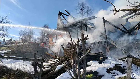 Kastamonu'da 2 katlı ev alevlere teslim oldu