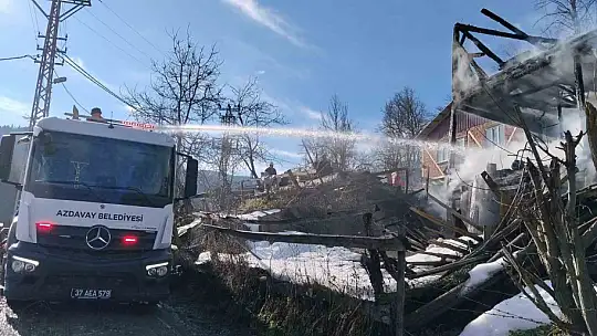 Kastamonu'da 2 katlı ev alevlere teslim oldu