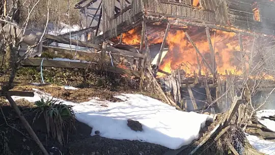 Kastamonu'da 2 katlı ev alevlere teslim oldu