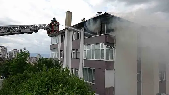 Kastamonu'da alevlere teslim olan daire kullanılamaz hale geldi