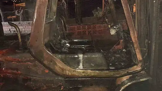 Kastamonu'da alevlere teslim olan forklift ve otomobil kullanılmaz hale geldi