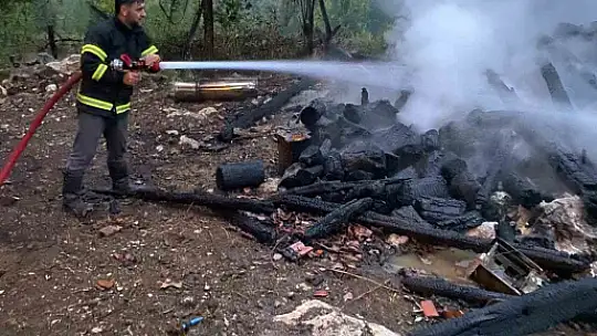 Kastamonu'da alevlere teslim olan ahşap ev küle döndü