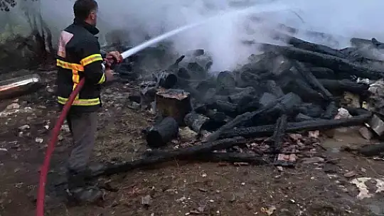 Kastamonu'da alevlere teslim olan ahşap ev küle döndü