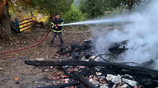 Kastamonu'da alevlere teslim olan ahşap ev küle döndü