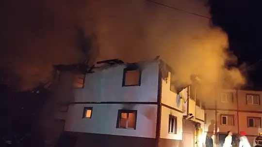 Kastamonu'da alevlere teslim olan iki katlı ev kullanılamaz hale geldi
