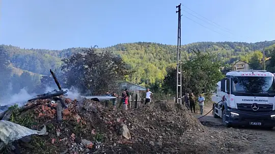 Köyde korkutan yangın! Ev alevlere teslim oldu