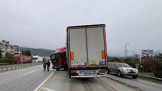 Kastamonu'da bariyerlere çarpan tır makasladı: 1 yaralı