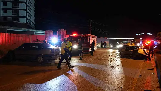 Kastamonu'da can pazarı: Yaralıyı kurtarmaya çalışanlara başka bir araç çarptı : 6 yaralı