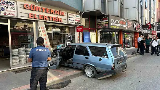 Kastamonu'da çarpışan otomobiller iş yerlerine çarparak durabildi: 1 yaralı