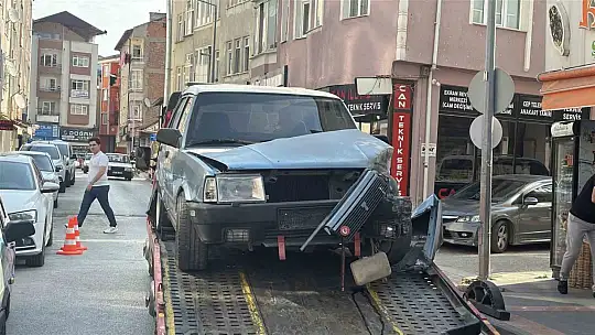 Kastamonu'da çarpışan otomobiller iş yerlerine çarparak durabildi: 1 yaralı