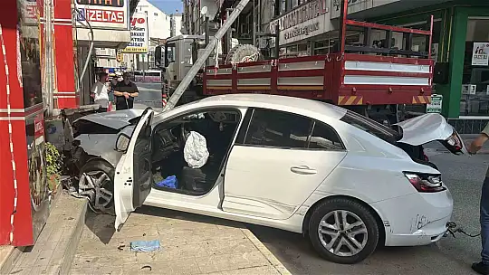 Kastamonu'da çarpışan otomobiller iş yerlerine çarparak durabildi: 1 yaralı