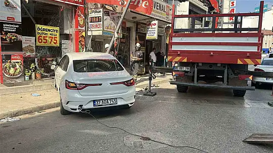 Kastamonu'da çarpışan otomobiller iş yerlerine çarparak durabildi: 1 yaralı