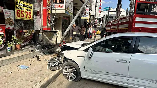 Kastamonu'da çarpışan otomobiller iş yerlerine çarparak durabildi: 1 yaralı