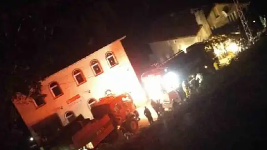 Kastamonu'da çıkan yangında ev ve samanlık küle döndü