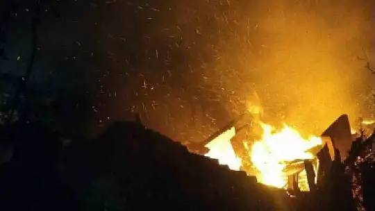Kastamonu'da çıkan yangında ev ve samanlık küle döndü