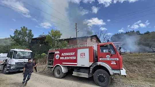 Kastamonu'da çıkan yangında ev, samanlık ve kamyon yandı