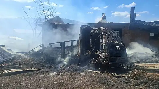 Kastamonu'da çıkan yangında ev, samanlık ve kamyon yandı