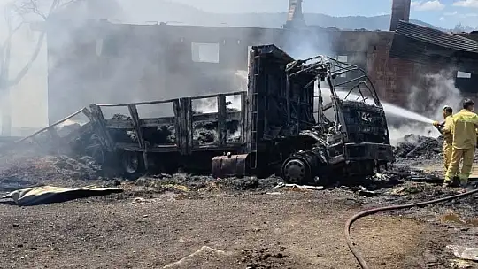 Kastamonu'da çıkan yangında ev, samanlık ve kamyon yandı