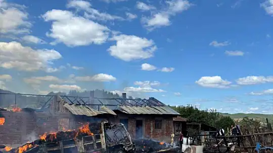 Kastamonu'da çıkan yangında ev, samanlık ve kamyon yandı