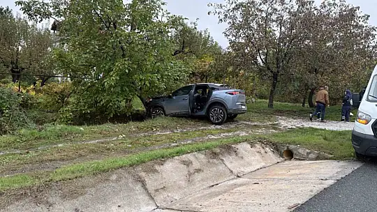 Cip hafif ticari araç ve ağaca çarptı: 1 yaralı