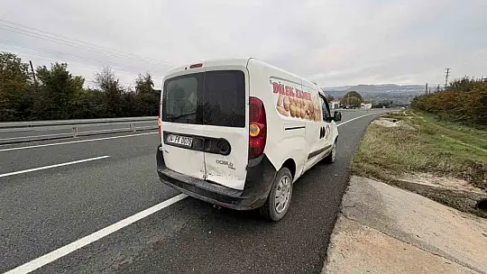 Cip hafif ticari araç ve ağaca çarptı: 1 yaralı