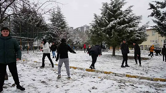 Kastamonu'da çocukların kar sevinci