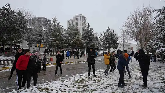 Kastamonu'da çocukların kar sevinci