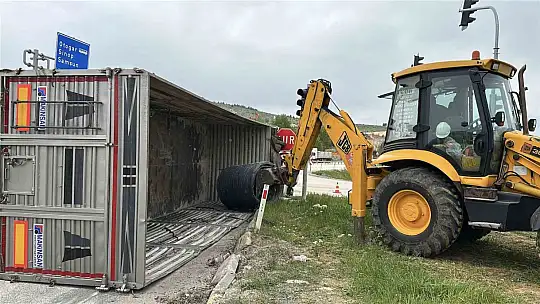 Kastamonu'da demir yüklü tır devrildi: 1 yaralı