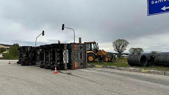 Kastamonu'da demir yüklü tır devrildi: 1 yaralı