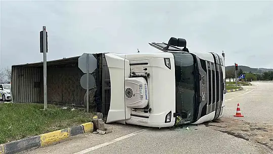 Kastamonu'da demir yüklü tır devrildi: 1 yaralı
