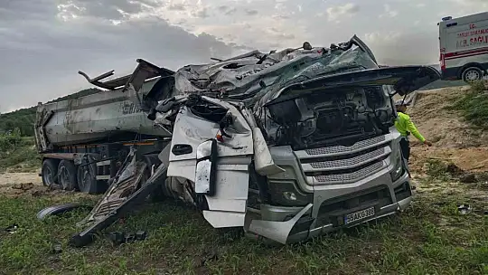 Kastamonu'da devrilen hafriyat kamyonunun sürücüsü yaralandı
