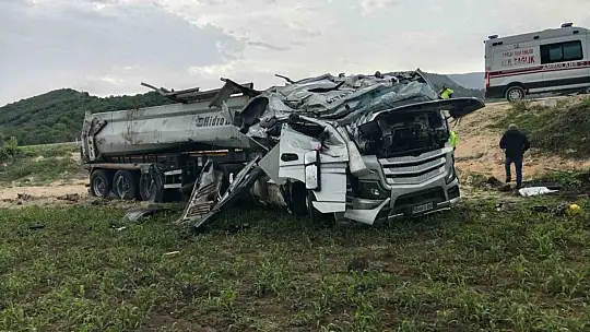 Kastamonu'da devrilen hafriyat kamyonunun sürücüsü yaralandı