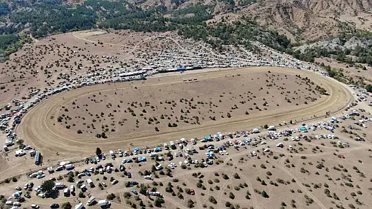 Kastamonu'da düzenlenen at yarışlarına yoğun ilgi