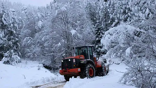 Kastamonu'da ekiplerin köy yollarındaki zorlu karla mücadelesi başladı