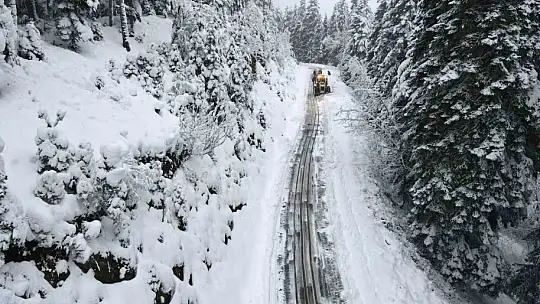 Kastamonu'da ekiplerin köy yollarındaki zorlu karla mücadelesi başladı