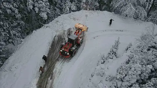 Kastamonu'da ekiplerin köy yollarındaki zorlu karla mücadelesi başladı