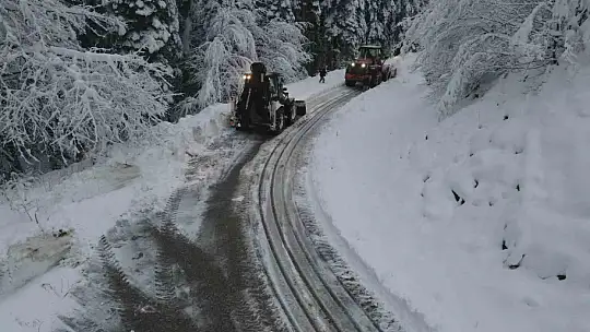 Kastamonu'da ekiplerin köy yollarındaki zorlu karla mücadelesi başladı