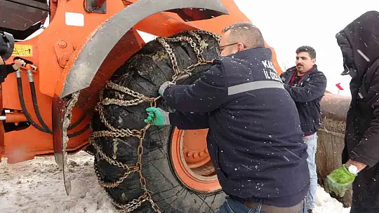 Kastamonu'da ekiplerin köy yollarındaki zorlu karla mücadelesi başladı